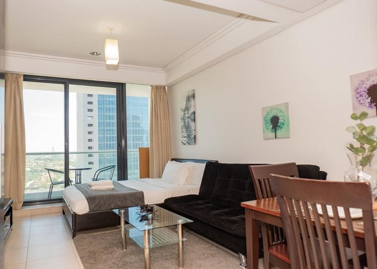 Salle de séjour élégante avec mobilier moderne dans un appartement à Building Tariaq Bedon Esm - stonetree-vacation-homes - 1317035 - DXB à JLT, Dubai