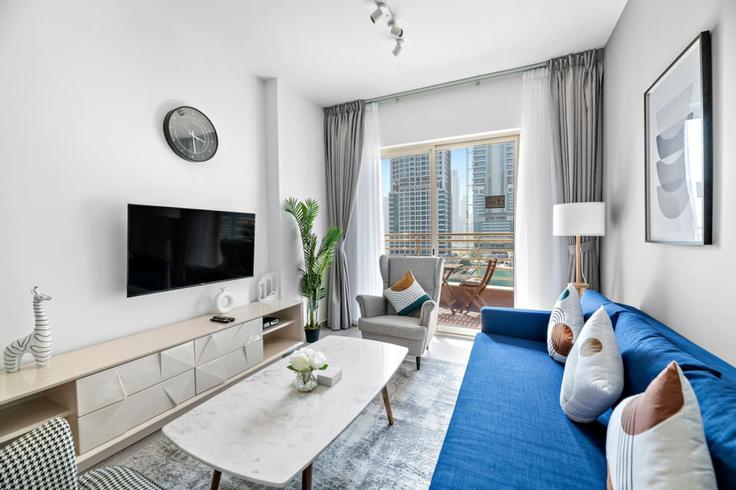 Dubai JLTのBuilding Tariaq Bedon Esm - stonetree-vacation-homes - 1317053 - DXBのアパートメントにある、モダンな家具を備えたエレガントなデザインのリビングルーム