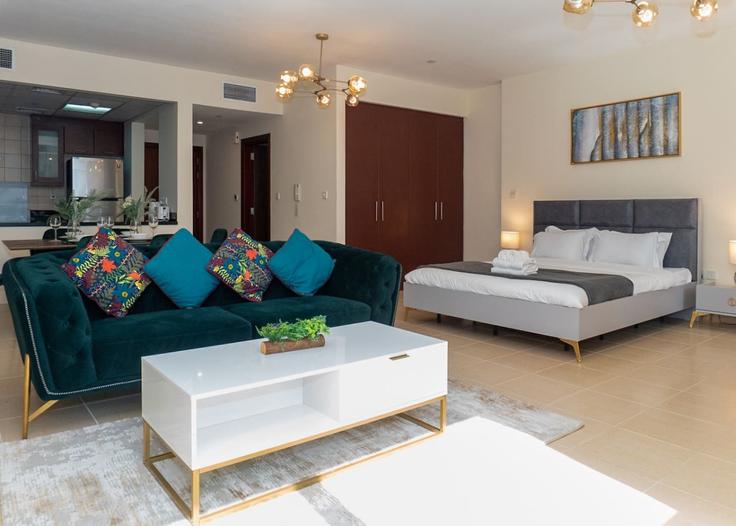 Elegante sala de estar con mobiliario moderno en un apartamento en Building King Salman Bin Abdulaziz Al Saud Street - stonetree-vacation-homes - 1317056 - DXB en Dubai Marina, Dubai Elegante sala de estar con mobiliario moderno en un apartamento en Building King Salman Bin Abdulaziz Al Saud Street - stonetree-vacation-homes - 1317056 - DXB en Dubai Marina, Dubai