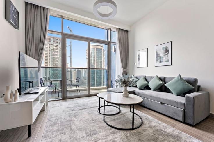 Salle de séjour élégante avec mobilier moderne dans un appartement à Building Cluster K - stonetree-vacation-homes - 1317062 - DXB à JLT, Dubai