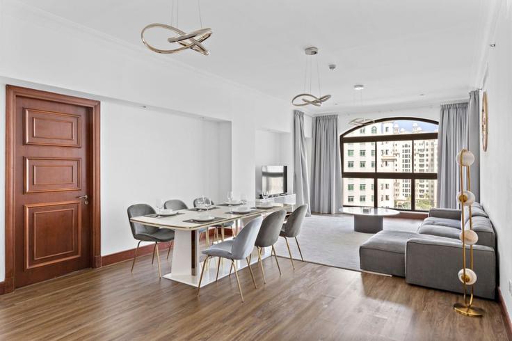 Elegant gestaltetes Wohnzimmer mit moderner Einrichtung in einer Wohnung im Building Palm Jumeirah Rd - stonetree-vacation-homes - 1317064 - DXB in Nakhlat Jumeira, Dubai