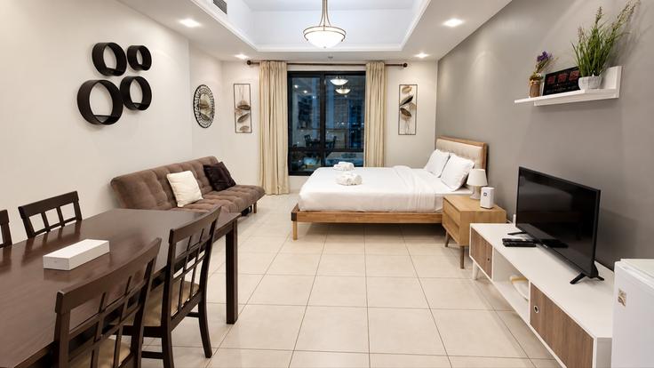 JLT, Dubai에 위치한 Building Tariaq Bedon Esm - stonetree-vacation-homes - 1317065 - DXB 유닛의 세련된 인테리어가 돋보이는 거실 JLT, Dubai에 위치한 Building Tariaq Bedon Esm - stonetree-vacation-homes - 1317065 - DXB 유닛의 세련된 인테리어가 돋보이는 거실