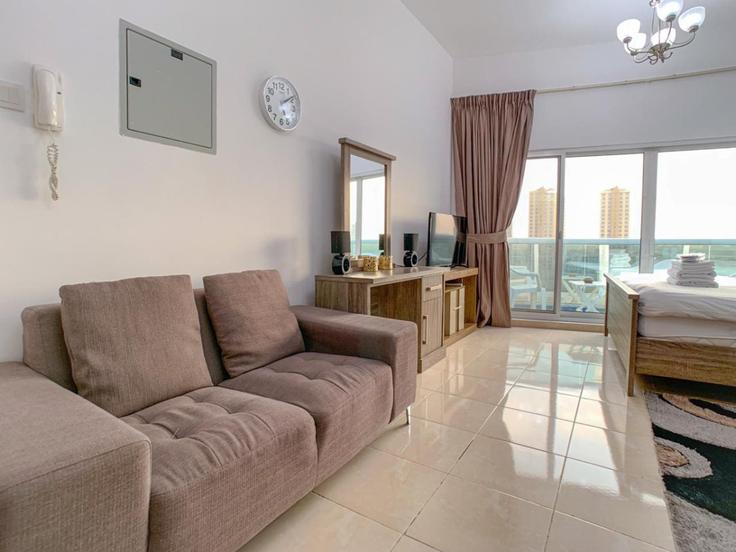 Elegante sala de estar con mobiliario moderno en un apartamento en Building Golf Course Drive - stonetree-vacation-homes - 1317072 - DXB en Al Hebiah Fourth, Dubai Elegante sala de estar con mobiliario moderno en un apartamento en Building Golf Course Drive - stonetree-vacation-homes - 1317072 - DXB en Al Hebiah Fourth, Dubai