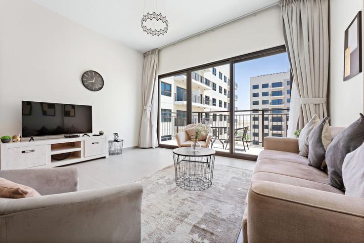 Dubai Dubai South Golf DistrictのBuilding Tariaq Bedon Esm - stonetree-vacation-homes - 1317079 - DXBのアパートメントにある、モダンな家具を備えたエレガントなデザインのリビングルーム