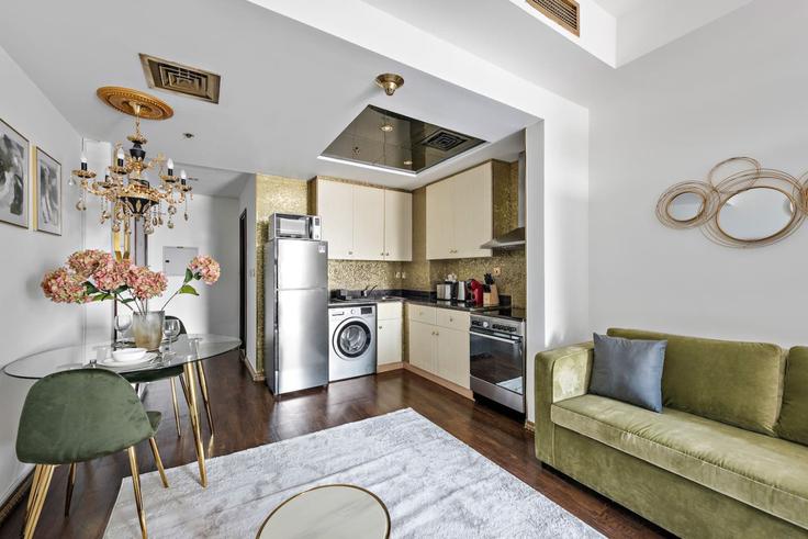 Dubai JLTのBuilding Tariaq Bedon Esm - stonetree-vacation-homes - 1317081 - DXBのアパートメントにある、モダンな家具を備えたエレガントなデザインのリビングルーム Dubai JLTのBuilding Tariaq Bedon Esm - stonetree-vacation-homes - 1317081 - DXBのアパートメントにある、モダンな家具を備えたエレガントなデザインのリビングルーム