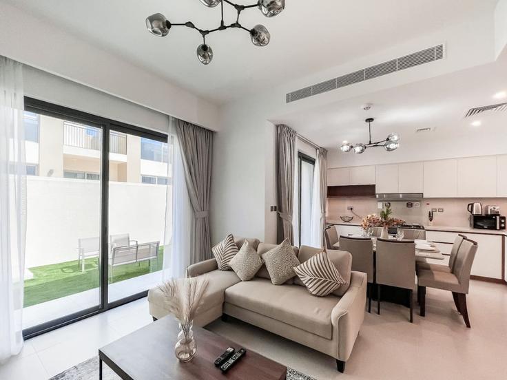 Wadi Al Safa 7, Dubai에 위치한 Building Tariaq Bedon Esm - stonetree-vacation-homes - 1317116 - DXB 아파트의 세련된 인테리어가 돋보이는 거실