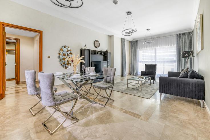 Elegant gestaltetes Wohnzimmer mit moderner Einrichtung in einer Wohnung im Building Palm Jumeirah Rd - stonetree-vacation-homes - 1317117 - DXB in Nakhlat Jumeira, Dubai
