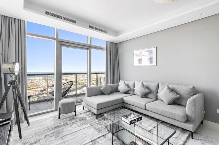 Sala de estar elegantemente projetada com móveis modernos em um apartamento no Building Al Mustaqbal Street - stonetree-vacation-homes - 1317083 - DXB em Business Bay, Dubai