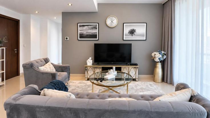 Elegante sala de estar con mobiliario moderno en un apartamento en Building King Salman Bin Abdulaziz Al Saud Street - stonetree-vacation-homes - 1317084 - DXB en Dubai Marina, Dubai