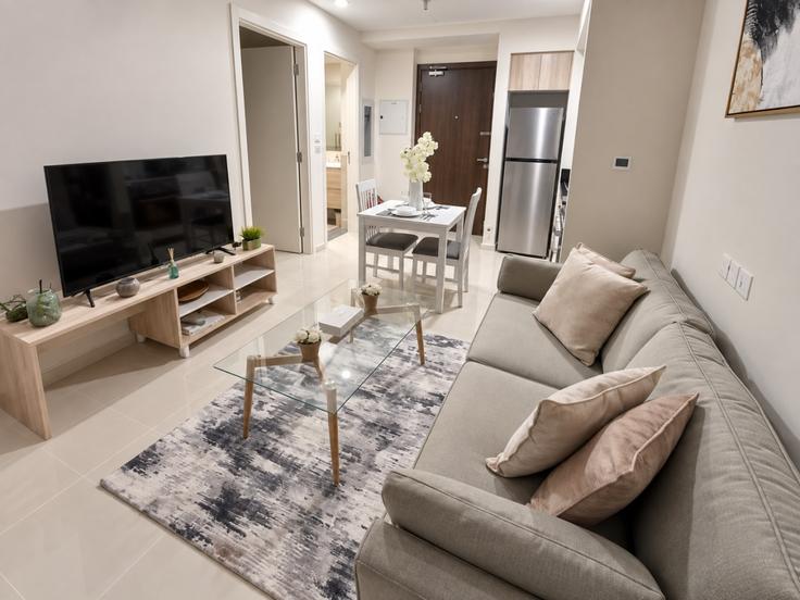 Elegante sala de estar con mobiliario moderno en un apartamento en Building Hessa Street - stonetree-vacation-homes - 1317087 - DXB en Al Hebiah Third, Dubai Elegante sala de estar con mobiliario moderno en un apartamento en Building Hessa Street - stonetree-vacation-homes - 1317087 - DXB en Al Hebiah Third, Dubai
