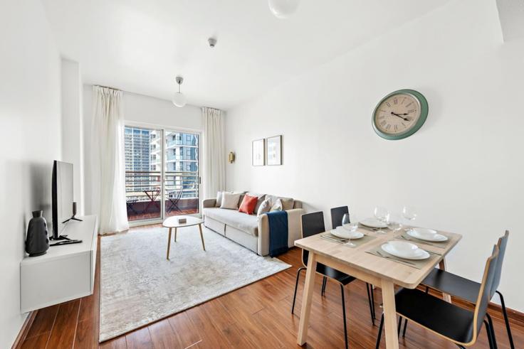 Dubai JLTのBuilding Tariaq Bedon Esm - stonetree-vacation-homes - 1317091 - DXBのアパートメントにある、モダンな家具を備えたエレガントなデザインのリビングルーム