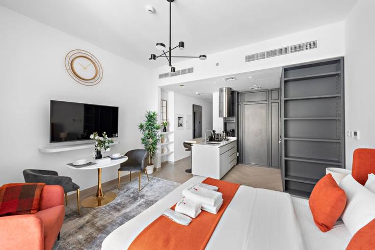 Elegant gestaltetes Wohnzimmer mit moderner Einrichtung in einer Wohnung im Building Tariaq Bedon Esm - stonetree-vacation-homes - 1317102 - DXB in Nad Al Sheba, Dubai