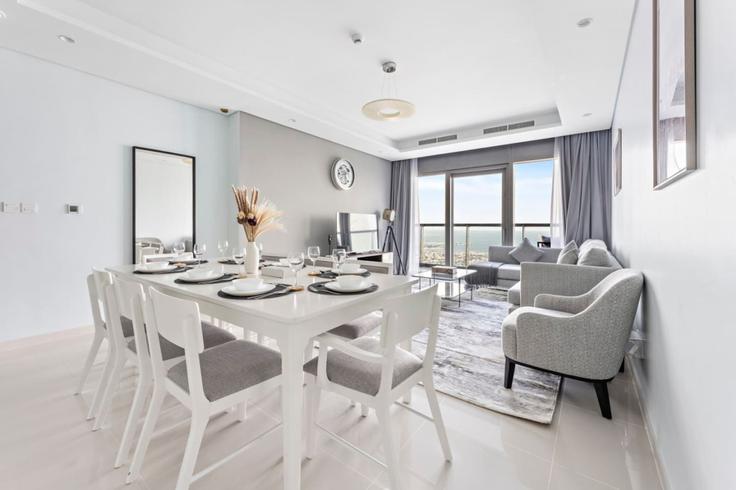 Sala de estar elegantemente projetada com móveis modernos em um apartamento no Building Al Mustaqbal Street - stonetree-vacation-homes - 1317106 - DXB em Business Bay, Dubai