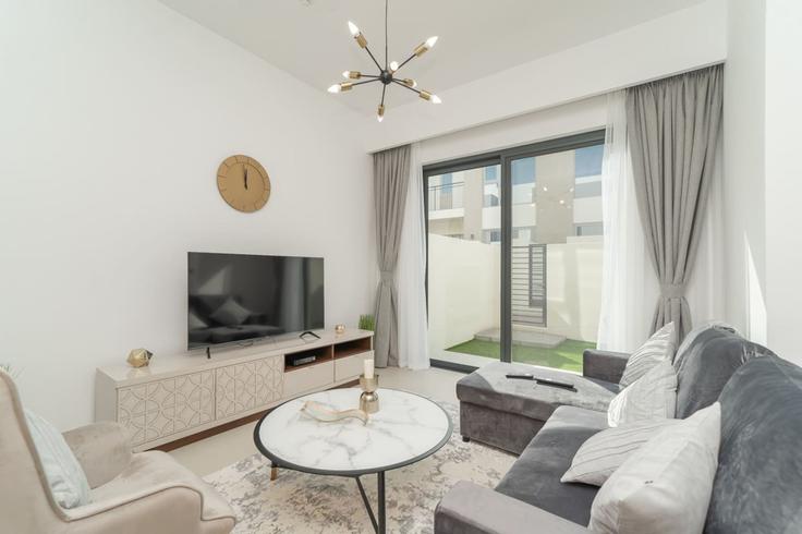 Wadi Al Safa 7, Dubai에 위치한 Building Tariaq Bedon Esm - stonetree-vacation-homes - 1317112 - DXB 아파트의 세련된 인테리어가 돋보이는 거실