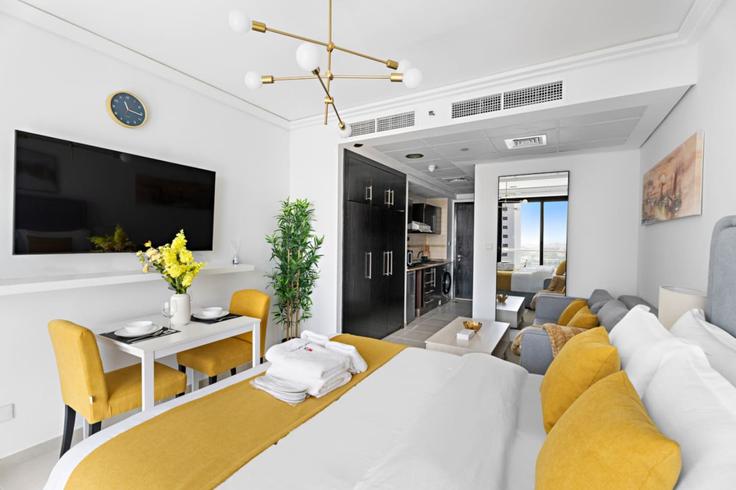 Salle de séjour élégante avec mobilier moderne dans un appartement à Building Tariaq Bedon Esm - stonetree-vacation-homes - 1317126 - DXB à JLT, Dubai