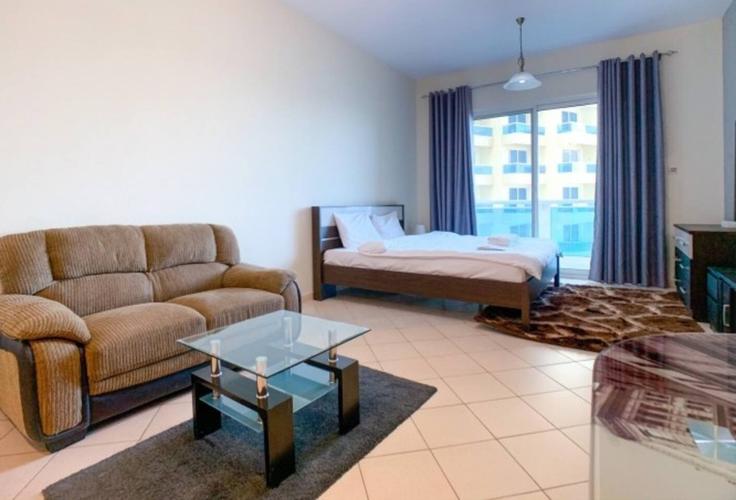 Elegant gestaltetes Wohnzimmer mit moderner Einrichtung in einer Wohnung im Building Tariaq Bedon Esm - stonetree-vacation-homes - 1317128 - DXB in Dubai Production City, Dubai Elegant gestaltetes Wohnzimmer mit moderner Einrichtung in einer Wohnung im Building Tariaq Bedon Esm - stonetree-vacation-homes - 1317128 - DXB in Dubai Production City, Dubai