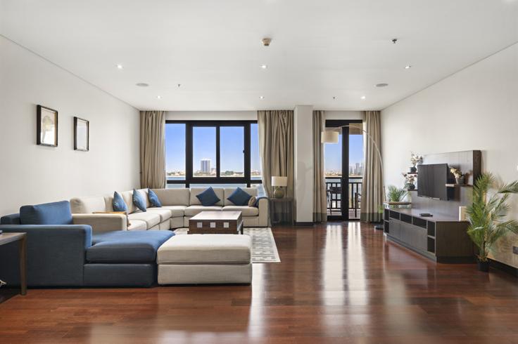 Dubai Nakhlat JumeiraのBuilding East Crescent - stonetree-vacation-homes - 1317134 - DXBのアパートメントにある、モダンな家具を備えたエレガントなデザインのリビングルーム Dubai Nakhlat JumeiraのBuilding East Crescent - stonetree-vacation-homes - 1317134 - DXBのアパートメントにある、モダンな家具を備えたエレガントなデザインのリビングルーム