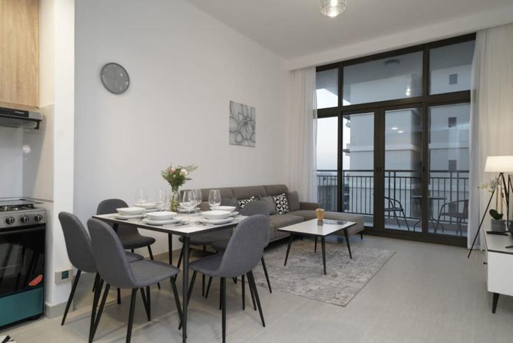 Al Yalayis 2, Dubai에 위치한 Building Tariaq Bedon Esm - stonetree-vacation-homes - 1317125 - DXB 아파트의 세련된 인테리어가 돋보이는 거실