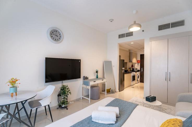 Elegant gestaltetes Wohnzimmer mit moderner Einrichtung in einer Wohnung im Building Tariaq Bedon Esm - stonetree-vacation-homes - 1317127 - DXB in Dubai, Dubai