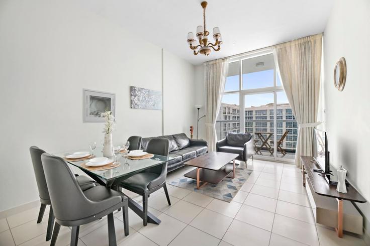 Salle de séjour élégante avec mobilier moderne dans un appartement à Building Tariaq Bedon Esm - stonetree-vacation-homes - 1317131 - DXB à Al Hebiah Second, Dubai Salle de séjour élégante avec mobilier moderne dans un appartement à Building Tariaq Bedon Esm - stonetree-vacation-homes - 1317131 - DXB à Al Hebiah Second, Dubai