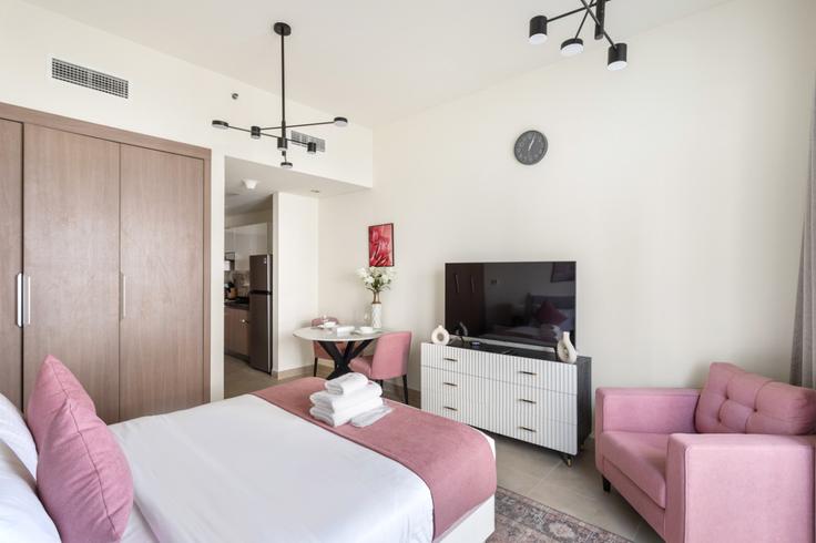 Elegante sala de estar con mobiliario moderno en un apartamento en Building Al Asayel Street - stonetree-vacation-homes - 1317135 - DXB en Jabal Ali First, Dubai