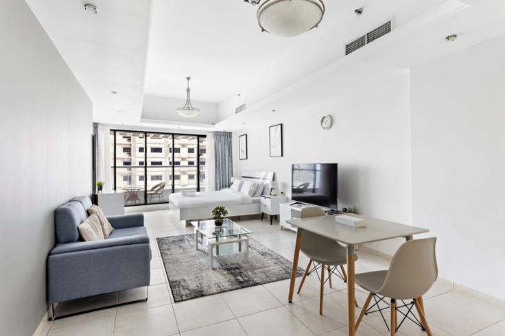 JLT, Dubai에 위치한 Building Tariaq Bedon Esm - stonetree-vacation-homes - 1317142 - DXB 유닛의 세련된 인테리어가 돋보이는 거실 JLT, Dubai에 위치한 Building Tariaq Bedon Esm - stonetree-vacation-homes - 1317142 - DXB 유닛의 세련된 인테리어가 돋보이는 거실