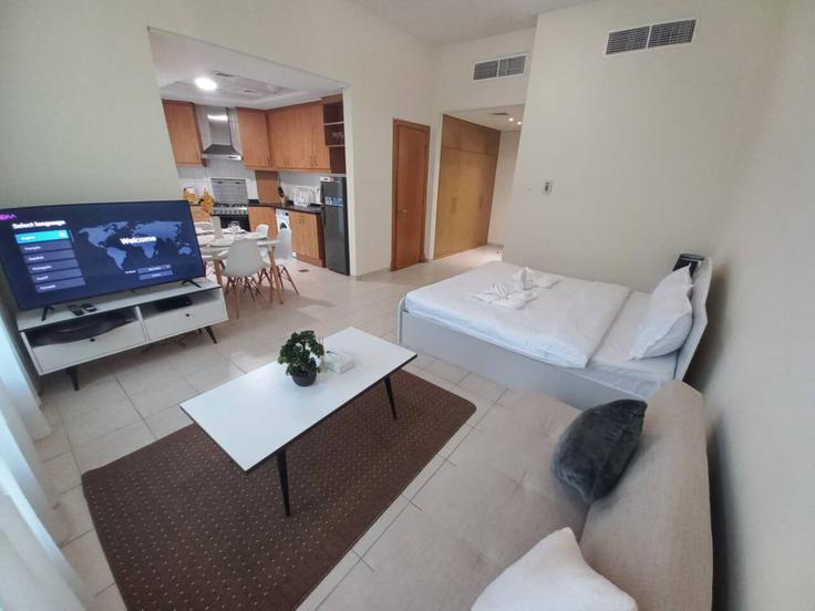Salle de séjour élégante avec mobilier moderne dans un appartement à Building Street 9 - stonetree-vacation-homes - 1317145 - DXB à Jabal Ali First, Dubai Salle de séjour élégante avec mobilier moderne dans un appartement à Building Street 9 - stonetree-vacation-homes - 1317145 - DXB à Jabal Ali First, Dubai