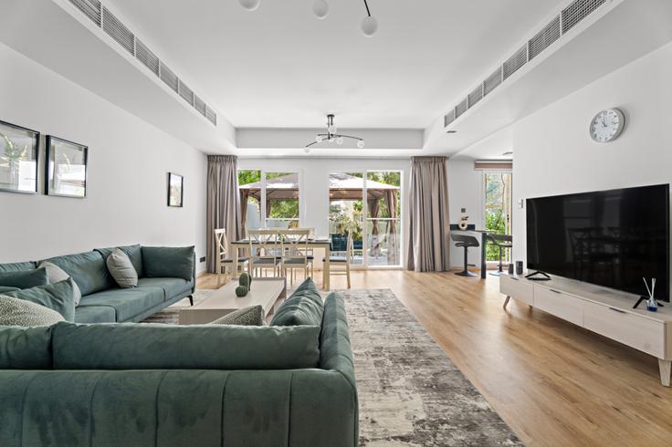 Sala de estar elegantemente projetada com móveis modernos em um apartamento no Building 13 Street - stonetree-vacation-homes - 1317160 - DXB em Al Thanyah Fourth, Dubai