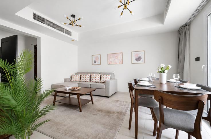 Dubai Al Thanyah FourthのBuilding 6th Street - stonetree-vacation-homes - 1317149 - DXBのアパートメントにある、モダンな家具を備えたエレガントなデザインのリビングルーム