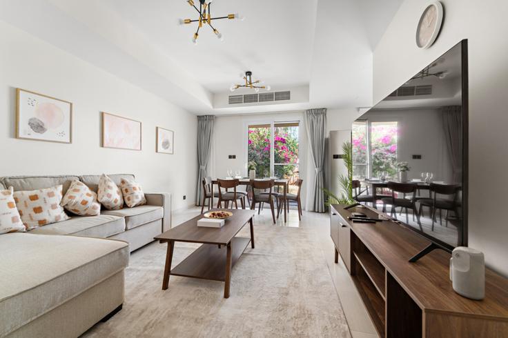 Elegante sala de estar con mobiliario moderno en un apartamento en Building 6th Street - stonetree-vacation-homes - 1317149 - DXB en Al Thanyah Fourth, Dubai