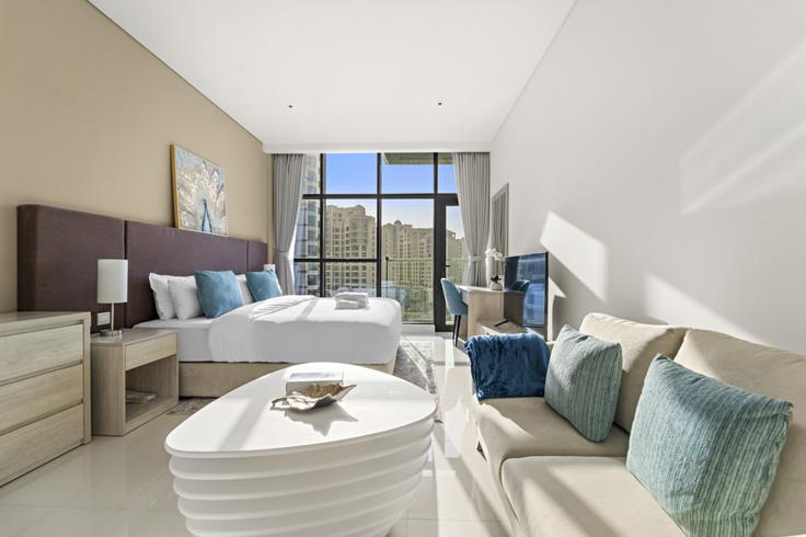 Dubai Nakhlat JumeiraのBuilding Tariaq Bedon Esm - stonetree-vacation-homes - 1317153 - DXBのアパートメントにある、モダンな家具を備えたエレガントなデザインのリビングルーム Dubai Nakhlat JumeiraのBuilding Tariaq Bedon Esm - stonetree-vacation-homes - 1317153 - DXBのアパートメントにある、モダンな家具を備えたエレガントなデザインのリビングルーム