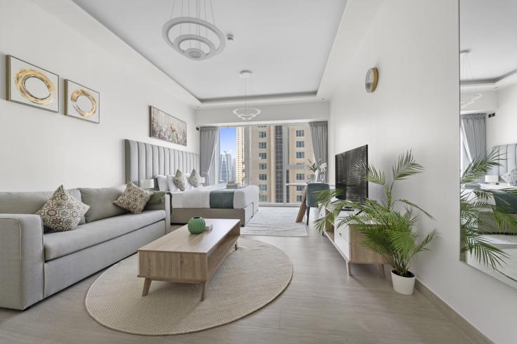 Elegante sala de estar con mobiliario moderno en un apartamento en Building Cluster L - stonetree-vacation-homes - 1317154 - DXB en JLT, Dubai