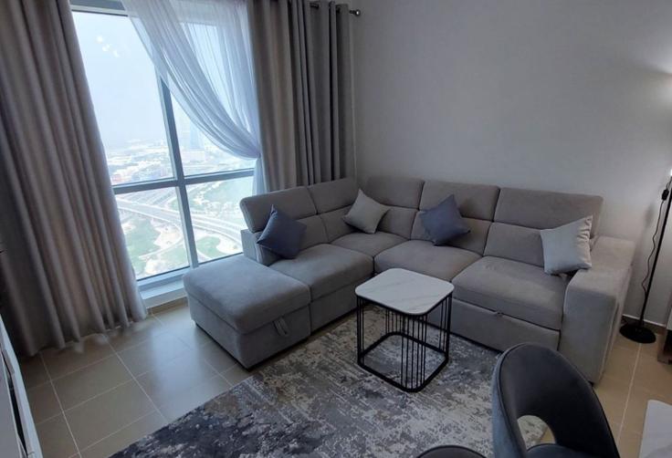 Elegant gestaltetes Wohnzimmer mit moderner Einrichtung in einer Wohnung im Building Jumeirah Bay Tower-X1-1 - stonetree-vacation-homes - 1317199 in JLT, Dubai Elegant gestaltetes Wohnzimmer mit moderner Einrichtung in einer Wohnung im Building Jumeirah Bay Tower-X1-1 - stonetree-vacation-homes - 1317199 in JLT, Dubai