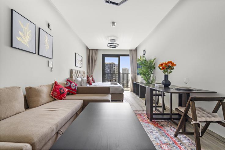 Salle de séjour élégante avec mobilier moderne dans un appartement à Building Marasi Drive - stonetree-vacation-homes - 1317207 - DXB à Business Bay, Dubai