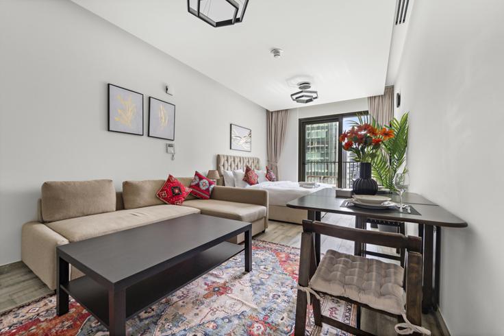 Salle de séjour élégante avec mobilier moderne dans un appartement à Building Marasi Drive - stonetree-vacation-homes - 1317207 - DXB à Business Bay, Dubai