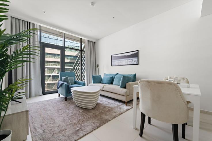 Elegant gestaltetes Wohnzimmer mit moderner Einrichtung in einer Wohnung im Building Palm Jumeirah Rd - stonetree-vacation-homes - 1317214 - DXB in Nakhlat Jumeira, Dubai