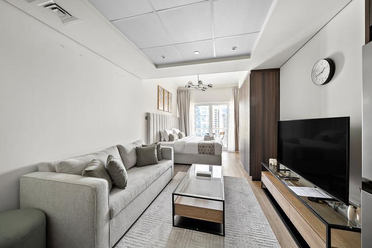 Salle de séjour élégante avec mobilier moderne dans un appartement à Building Cluster B - stonetree-vacation-homes - 1317222 - DXB à JLT, Dubai