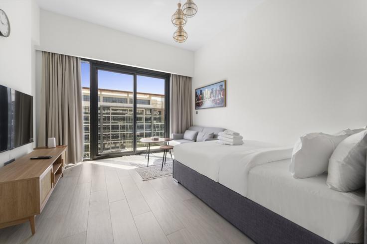 Dubai Nad Al ShebaのBuilding Tariaq Bedon Esm - stonetree-vacation-homes - 1317223 - DXBのアパートメントにある、モダンな家具を備えたエレガントなデザインのリビングルーム