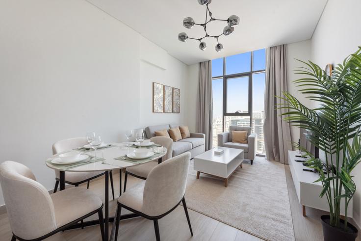 Al Jadaf, Dubai에 위치한 Building Tariaq Bedon Esm - stonetree-vacation-homes - 1317230 - DXB 아파트의 세련된 인테리어가 돋보이는 거실