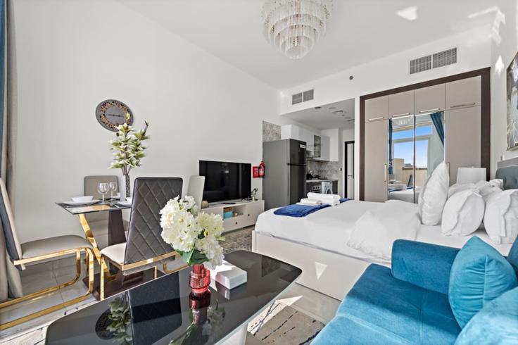 Elegante sala de estar con mobiliario moderno en un apartamento en Building Gardens Boulevard - stonetree-vacation-homes - 1317232 - DXB en Jabal Ali First, Dubai