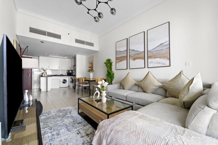 Dubai JLTのBuilding Cluster D - stonetree-vacation-homes - 1317239 - DXBのアパートメントにある、モダンな家具を備えたエレガントなデザインのリビングルーム
