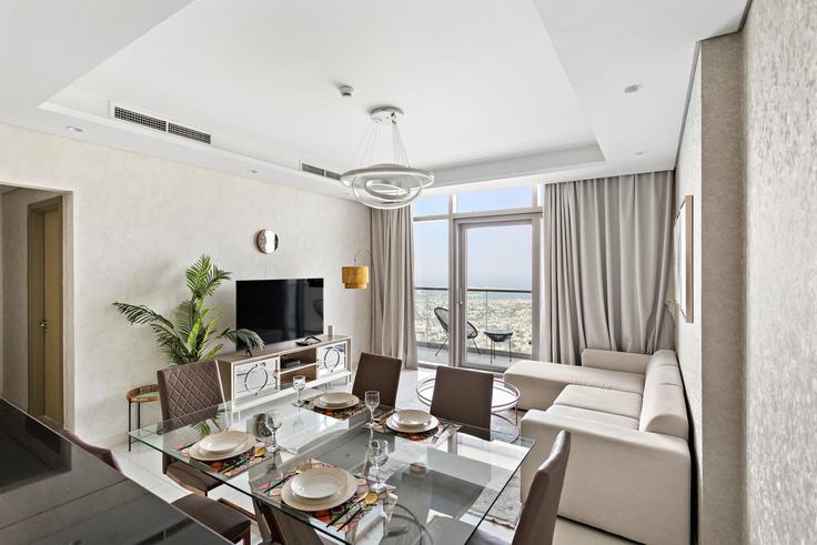 Sala de estar elegantemente projetada com móveis modernos em um apartamento no Building Paramount Tower Hotel & Residences - stonetree-vacation-homes - 1317249 em Business Bay, Dubai