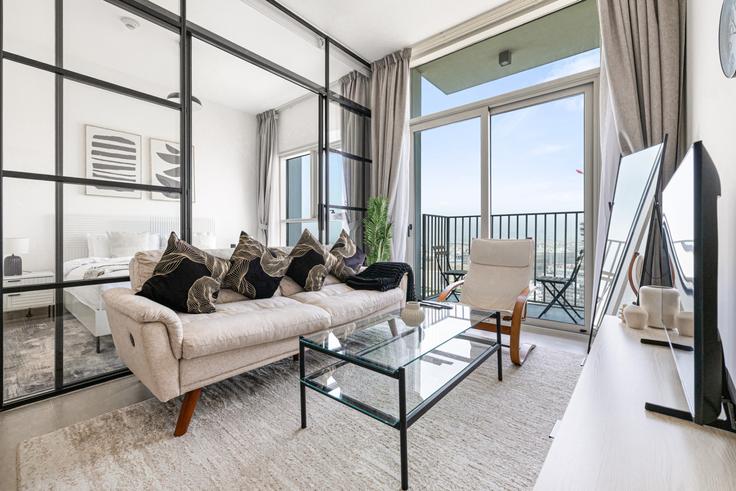 Salle de séjour élégante avec mobilier moderne dans un appartement à Building Tariaq Bedon Esm - stonetree-vacation-homes - 1317260 - DXB à Dubai Hills Estate, Dubai Salle de séjour élégante avec mobilier moderne dans un appartement à Building Tariaq Bedon Esm - stonetree-vacation-homes - 1317260 - DXB à Dubai Hills Estate, Dubai