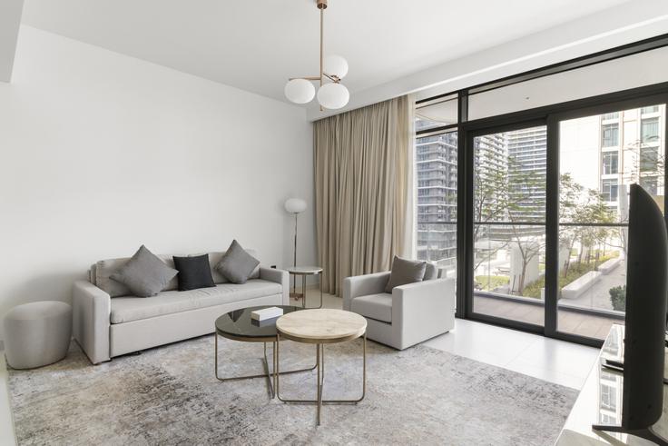 Sala de estar elegantemente projetada com móveis modernos em um apartamento no Building Tariaq Bedon Esm - stonetree-vacation-homes - 1317270 - DXB em Marsa Dubai, Dubai Sala de estar elegantemente projetada com móveis modernos em um apartamento no Building Tariaq Bedon Esm - stonetree-vacation-homes - 1317270 - DXB em Marsa Dubai, Dubai