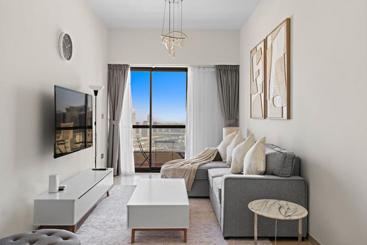 Elegante sala de estar con mobiliario moderno en un apartamento en Building Breih Street - stonetree-vacation-homes - 1317274 - DXB en Dubai Marina, Dubai