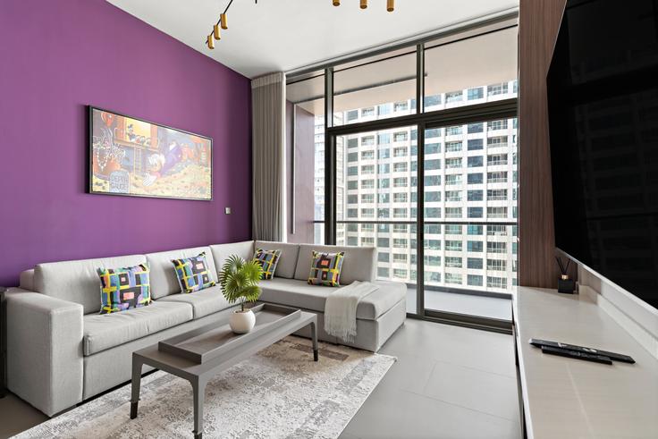 Salle de séjour élégante avec mobilier moderne dans un appartement à Building Cluster K - stonetree-vacation-homes - 1317276 - DXB à JLT, Dubai