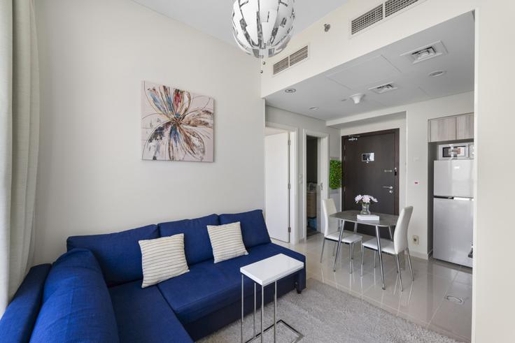 Elegante sala de estar con mobiliario moderno en un apartamento en Building Hessa Street - stonetree-vacation-homes - 1317288 - DXB en Al Hebiah Third, Dubai
