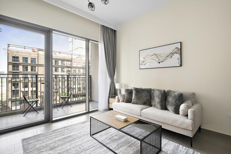 Sala de estar elegantemente projetada com móveis modernos em um apartamento no Building Tariaq Bedon Esm - stonetree-vacation-homes - 1317289 - DXB em Dubai Hills Estate, Dubai