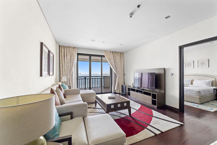 Sala de estar elegantemente projetada com móveis modernos em um apartamento no Building Tariaq Bedon Esm - stonetree-vacation-homes - 1317301 - DXB em Nakhlat Jumeira, Dubai