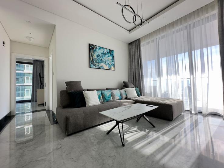 Business Bay, Dubai에 위치한 Building Marasi Drive - stonetree-vacation-homes - 1317302 - DXB 유닛의 세련된 인테리어가 돋보이는 거실 Business Bay, Dubai에 위치한 Building Marasi Drive - stonetree-vacation-homes - 1317302 - DXB 유닛의 세련된 인테리어가 돋보이는 거실